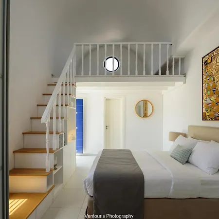 Hideaway Fira (Santorini)